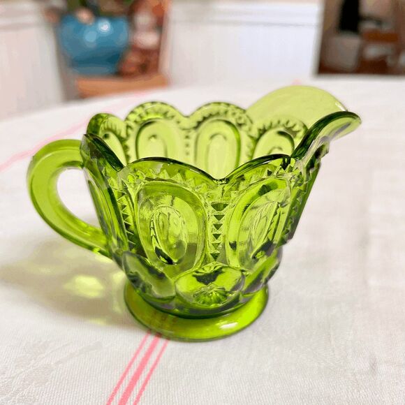 Vintage L.E. Smith Glass Moon and Stars Avocado Green Cream and Sugar Set - Picture 6 of 7